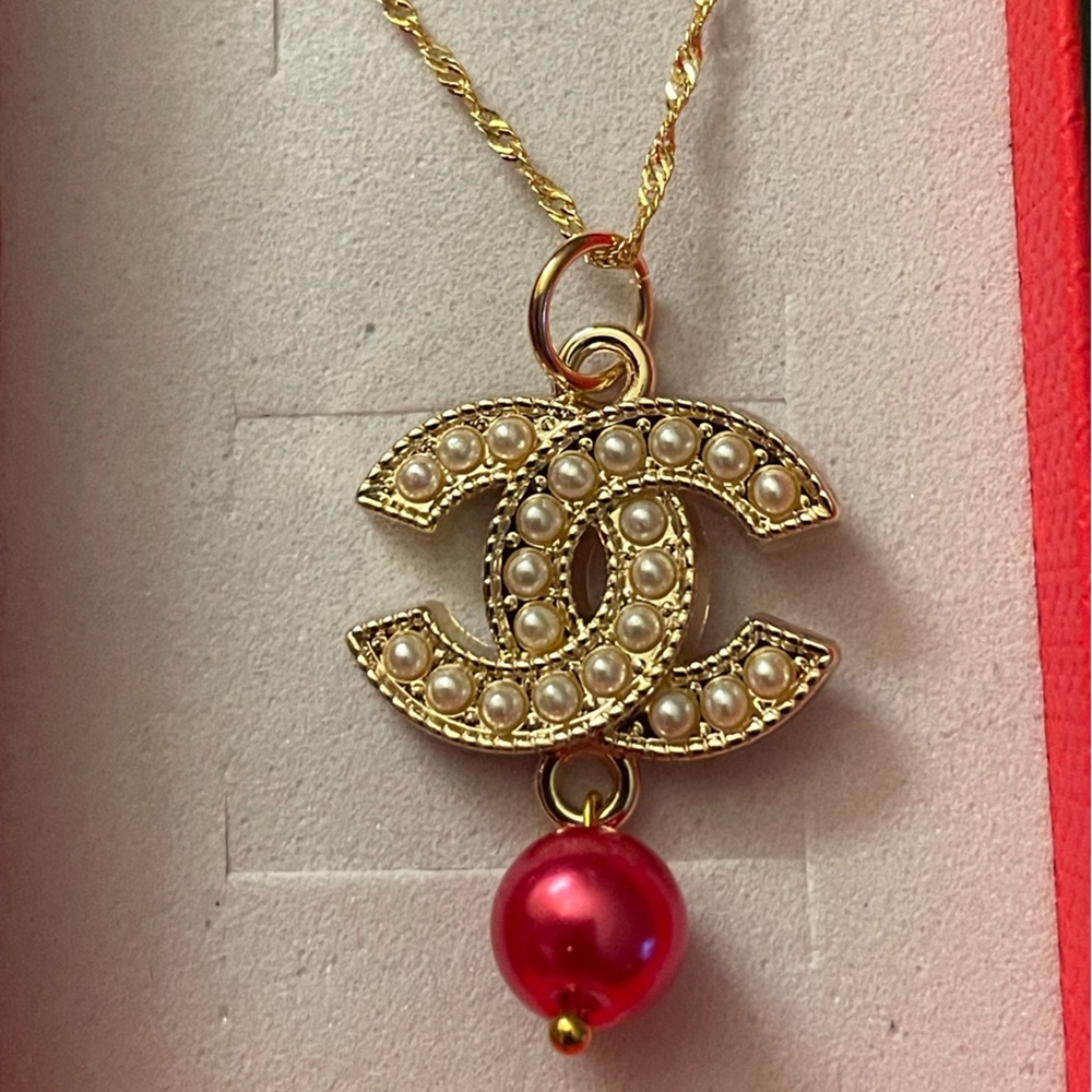 PRETTY PEARL LOGO PULL CHARM WITH RED PEARL ON NWOT GP UNBRANDED CHAIN